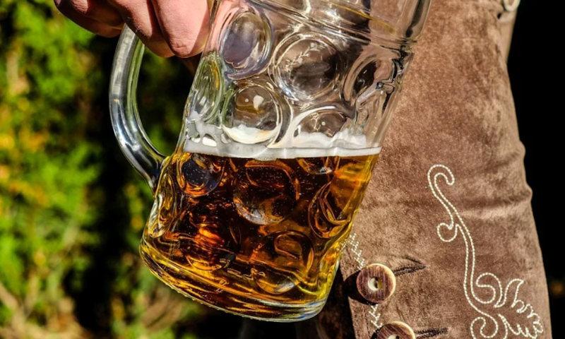 Man houdt bierpul vast die bijna leeg is